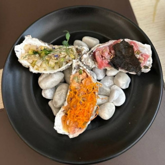 Тріо тартарів з лосося, тунця, гребінця з рисовими чіпсами